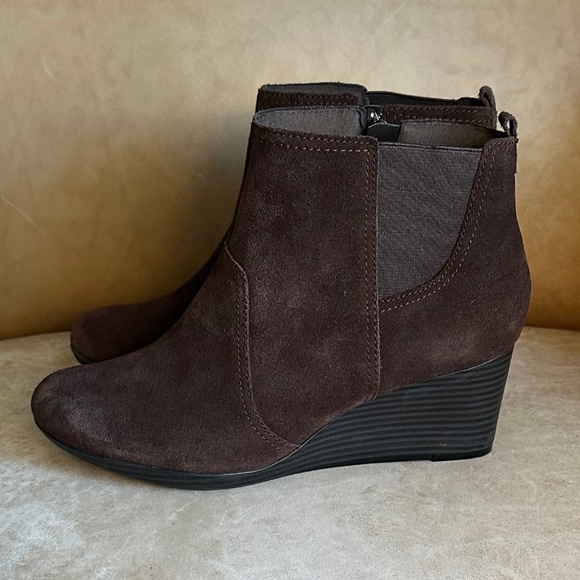 Clarks Crystal Quartz Women's Brown Suede Wedge Ankle Boots 8.5 Winter Casual - Picture 4 of 12